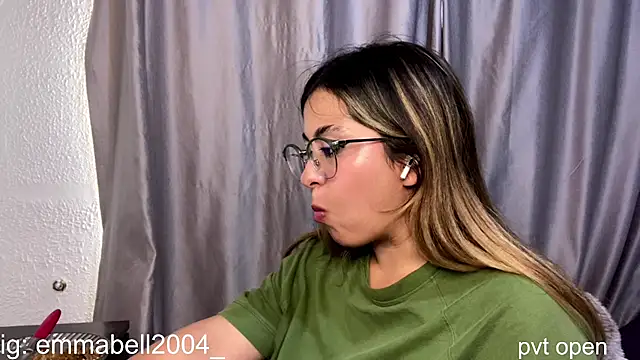 Snapshot of emma__bell_ chatting on 12.18.25 emma bell online show from 12.18.25