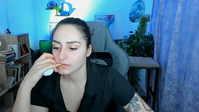 Snapshot of ValeriiMills chatting on 02.19.26 ValeriiMills online show from 02.19.26