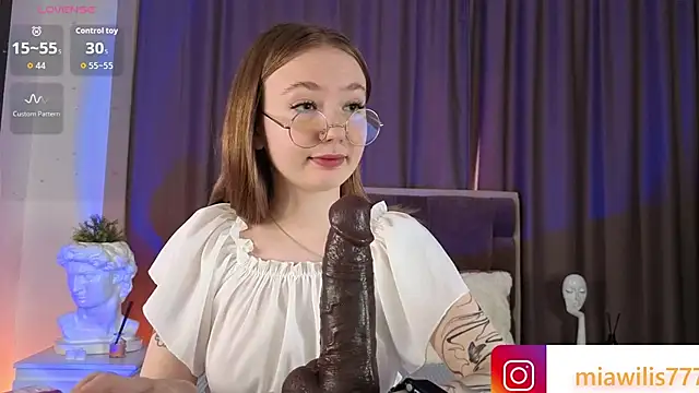 Snapshot of MiaWillis_ chatting on 09.27.25 MiaWillis online show from 09.27.25