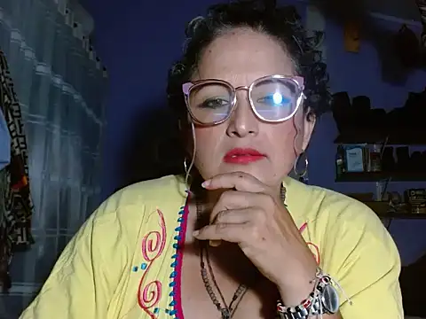 Snapshot of Malefi_milf chatting on 10.16.25 Malefi milf online show from 10.16.25