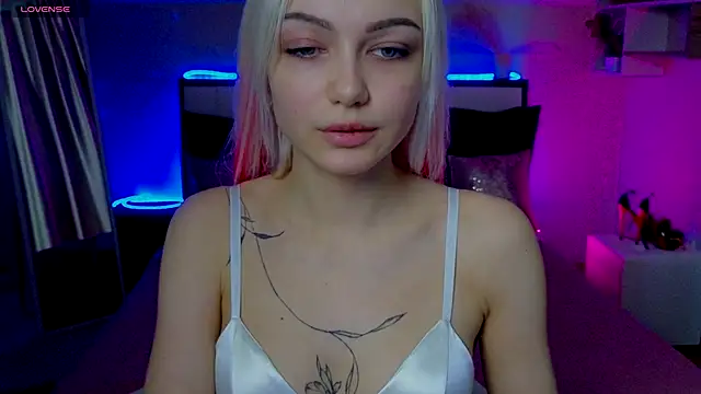 LinaLirian online show from 11.15.25