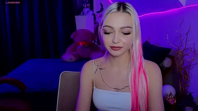 LinaLirian online show from 11.17.25