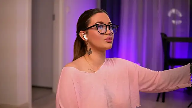 AryaDeluna online show from 11.26.25