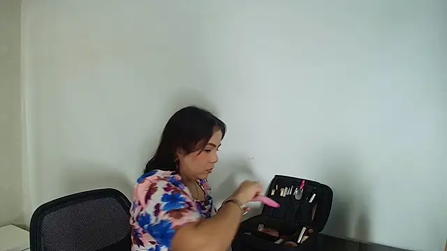  Victoria Collins online show from 11.03.25