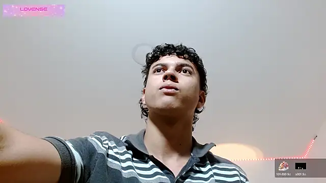 Snapshot of Santy_Stump chatting on 10.13.25 Santy Stump online show from 10.13.25