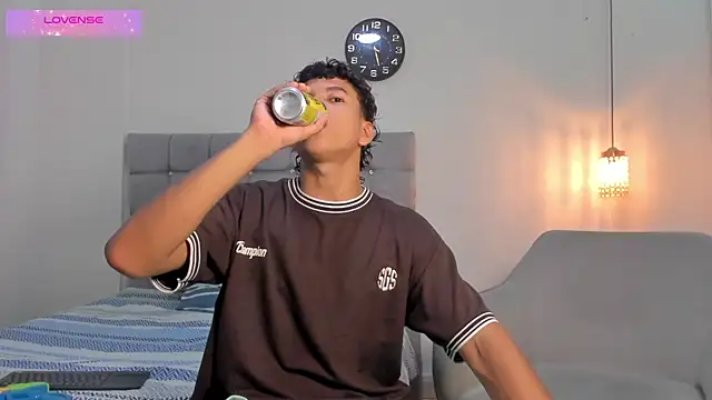 Snapshot of Santy_Stump chatting on 10.18.25 Santy Stump online show from 10.18.25