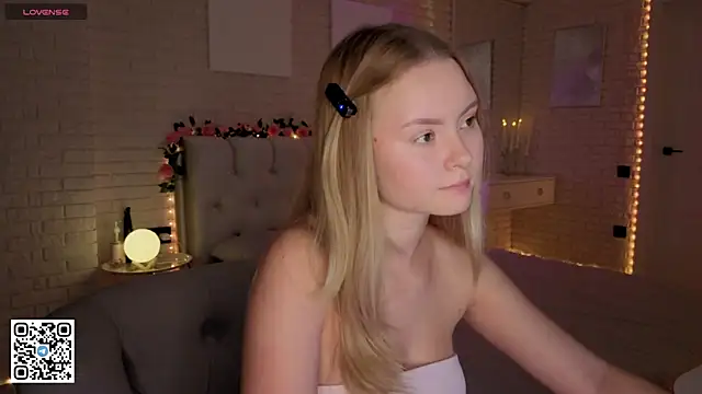 Snapshot of FlowersLover chatting on 09.11.25 FlowersLover online show from 09.11.25