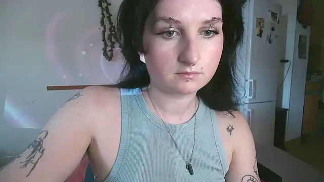Snapshot of Violett3333 chatting on 10.15.25 Violett3333 online show from 10.15.25