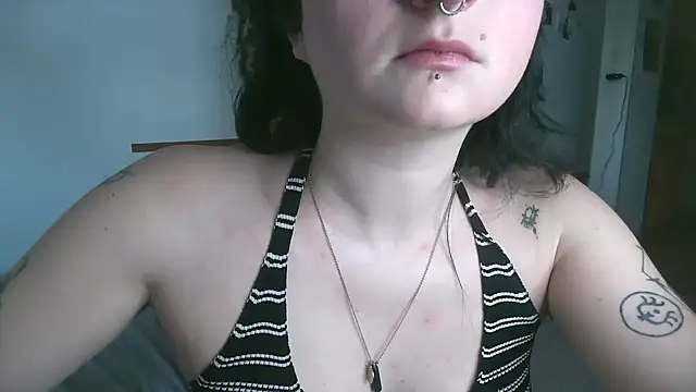 Snapshot of Violett3333 chatting on 10.23.25 Violett3333 online show from 10.23.25