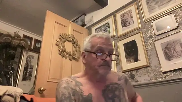 Snapshot of poggles chatting on 03.17.26 poggles online show from 03.17.26