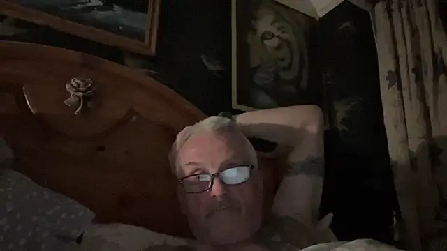 Snapshot of poggles chatting on 04.30.26 poggles online show from 04.30.26