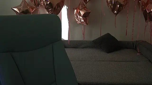 Snapshot of ReginaWine chatting on 09.18.25 ReginaWine online show from 09.18.25