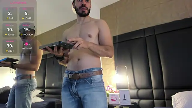 Snapshot of AxelThompson_ chatting on 11.04.25 AxelThompson online show from 11.04.25