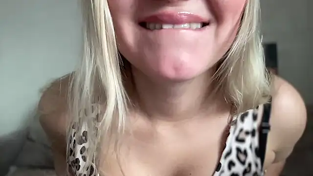 Snapshot of MonicaSweett chatting on 10.16.25 MonicaSweett online show from 10.16.25