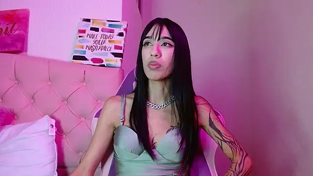 Snapshot of London_Sophia19 chatting on 09.19.25 London Sophia19 online show from 09.19.25