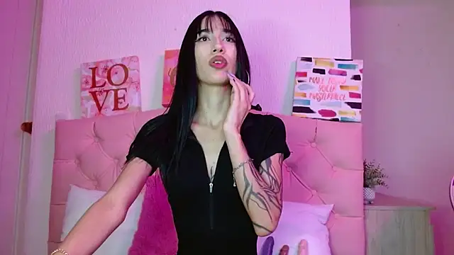 Snapshot of London_Sophia19 chatting on 09.28.25 London Sophia19 online show from 09.28.25