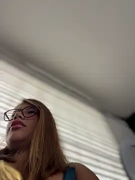 Snapshot of sara_calderon chatting on 12.21.25 sara calderon online show from 12.21.25