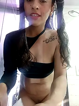 Snapshot of Fox_Roxxan chatting on 11.10.25 Fox Roxxan online show from 11.10.25