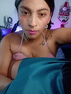 Snapshot of Fox_Roxxan chatting on 12.04.25 Fox Roxxan online show from 12.04.25