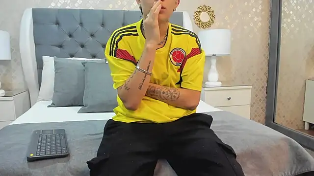 ZoeKrug online show from 10.02.25