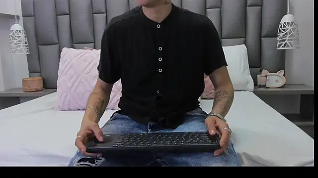 ZoeKrug online show from 03.04.26