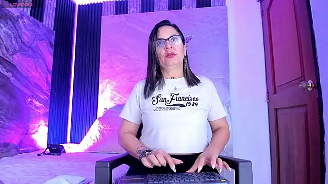 Agatha Pleasure online show from 04.18.26