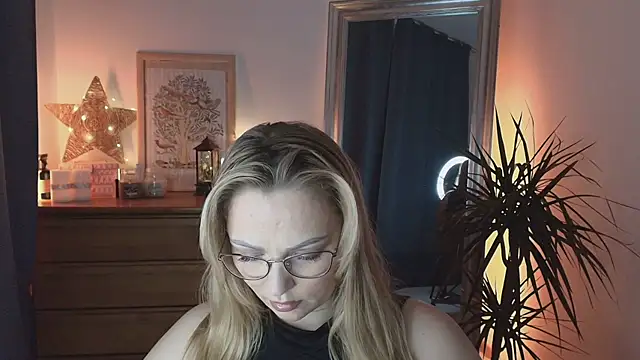 Snapshot of marrygrayes chatting on 01.21.25 marrygrayes online show from 01.21.25