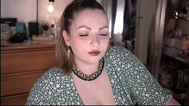 Snapshot of marrygrayes chatting on 06.17.26 marrygrayes online show from 06.17.26