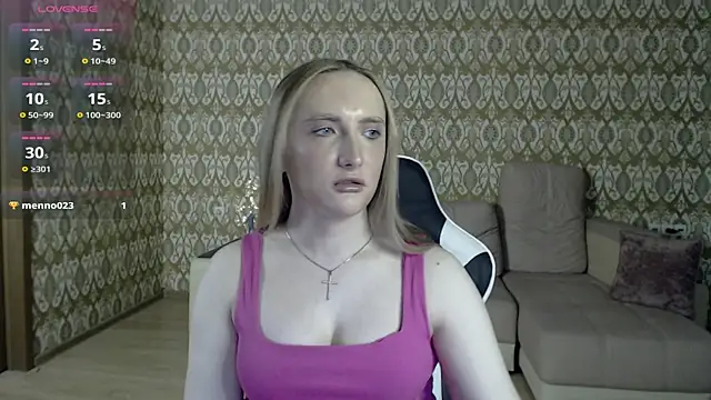 Snapshot of Vi_Luxy chatting on 05.03.26 Vi Luxy online show from 05.03.26