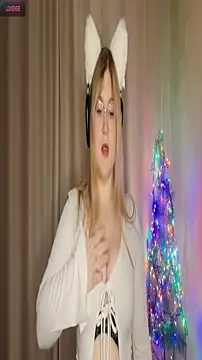 Snapshot of Monahosks chatting on 02.24.26 Monahosks online show from 02.24.26