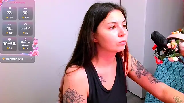 Snapshot of peachyness chatting on 11.27.25 peachyness online show from 11.27.25