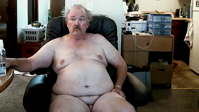 Snapshot of havethickcock chatting on 10.12.25 havethickcock online show from 10.12.25