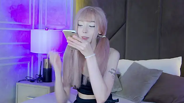 Snapshot of Evelyn_Neal chatting on 10.07.25 Evelyn Neal online show from 10.07.25