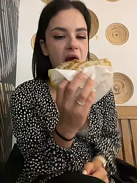 Snapshot of MiraReach chatting on 09.24.25 MiraReach online show from 09.24.25