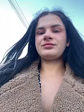 Snapshot of MiraReach chatting on 10.19.25 MiraReach online show from 10.19.25