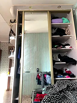 Snapshot of MiraReach chatting on 10.20.25 MiraReach online show from 10.20.25