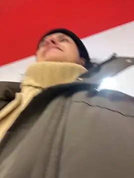 Snapshot of MiraReach chatting on 11.18.25 MiraReach online show from 11.18.25