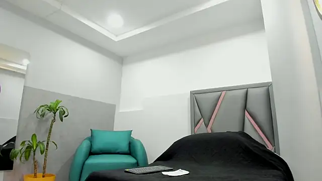 Snapshot of klariz09 chatting on 10.03.25 klariz09 online show from 10.03.25