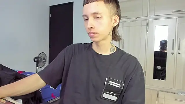 Snapshot of spacehumanz chatting on 12.17.25 spacehumanz online show from 12.17.25