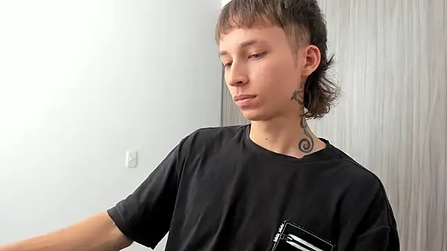 Snapshot of spacehumanz chatting on 02.25.26 spacehumanz online show from 02.25.26