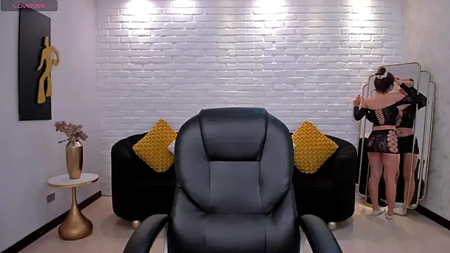 Snapshot of IbizaJacobs chatting on 12.18.25 IbizaJacobs online show from 12.18.25