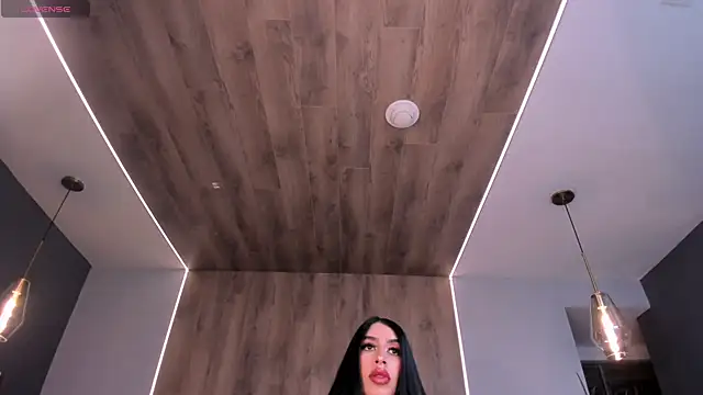 LeahLombardi  online show from 10.08.25