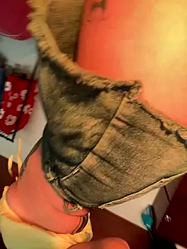 Snapshot of ScarlettRusso1 chatting on 10.22.25 ScarlettRusso1 online show from 10.22.25