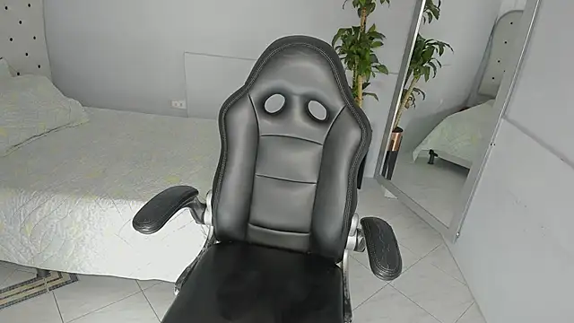 Snapshot of Alix_18_ chatting on 10.23.25 Alix 18 online show from 10.23.25