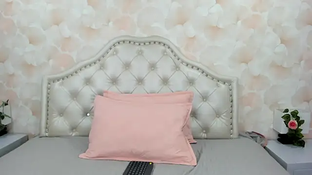Snapshot of SofiaWhites chatting on 05.15.26 SofiaWhites online show from 05.15.26