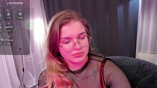 Snapshot of SophieMurrr chatting on 09.17.25 SophieMurrr online show from 09.17.25