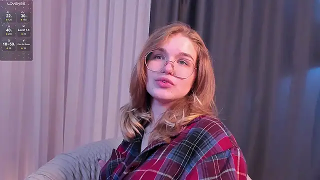 Snapshot of SophieMurrr chatting on 10.14.25 SophieMurrr online show from 10.14.25