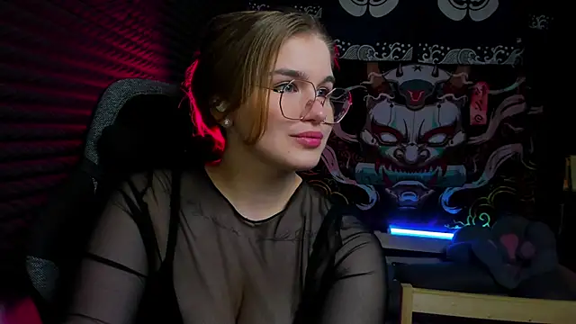 Snapshot of SophieMurrr chatting on 10.21.25 SophieMurrr online show from 10.21.25