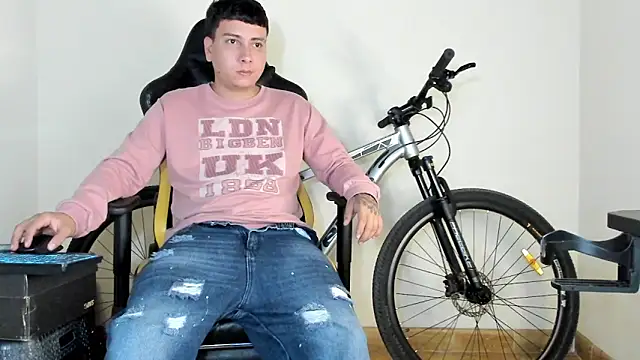 Snapshot of HELLSTAR chatting on 10.21.25 HELLSTAR online show from 10.21.25