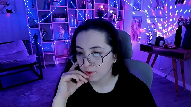 Snapshot of VirtuallVoyant chatting on 09.11.25 VirtuallVoyant online show from 09.11.25